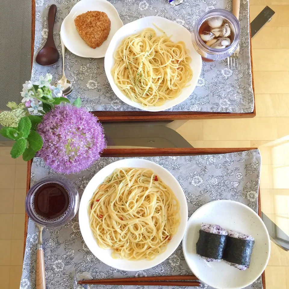 Snapdishの料理写真:6/４❤︎主人と娘の休日お昼ごはん❤︎
・ペペロンチーノパスタ
・焼きおにぎり&ゆかりおにぎり|Makinsさん