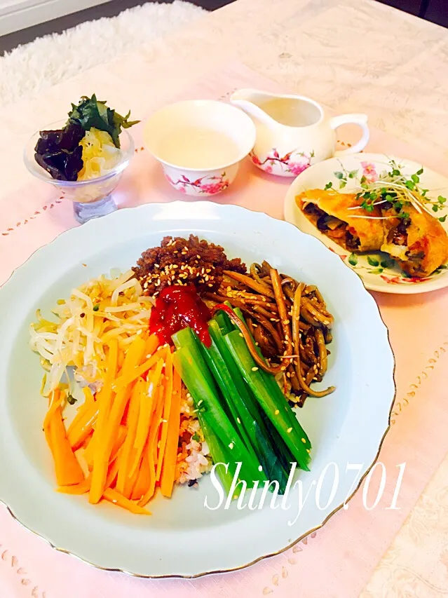 雑穀米と野菜たっぷり簡単ビビンパ🇰🇷👨‍🍳✨
ごま油のナムルが食欲そそります😊✨|Shinly0701さん