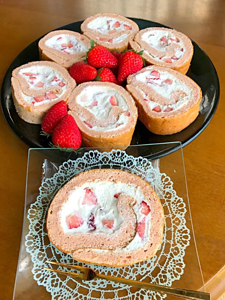 Snapdishの料理写真:太巻き🍓|Miki (^_−)−☆さん