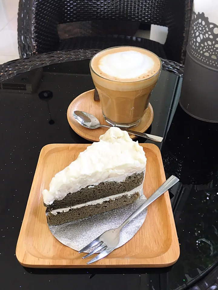 Coconut cake 🍰 latte ☕️|sirakorn owadaさん