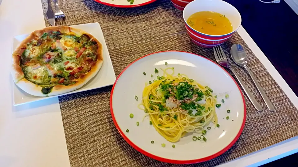 Snapdishの料理写真:今日の夕食　大根おろしとツナの塩麹パスタ、玉ねぎのコンソメスープ、市販のピザ|pinknari🐰🌈さん