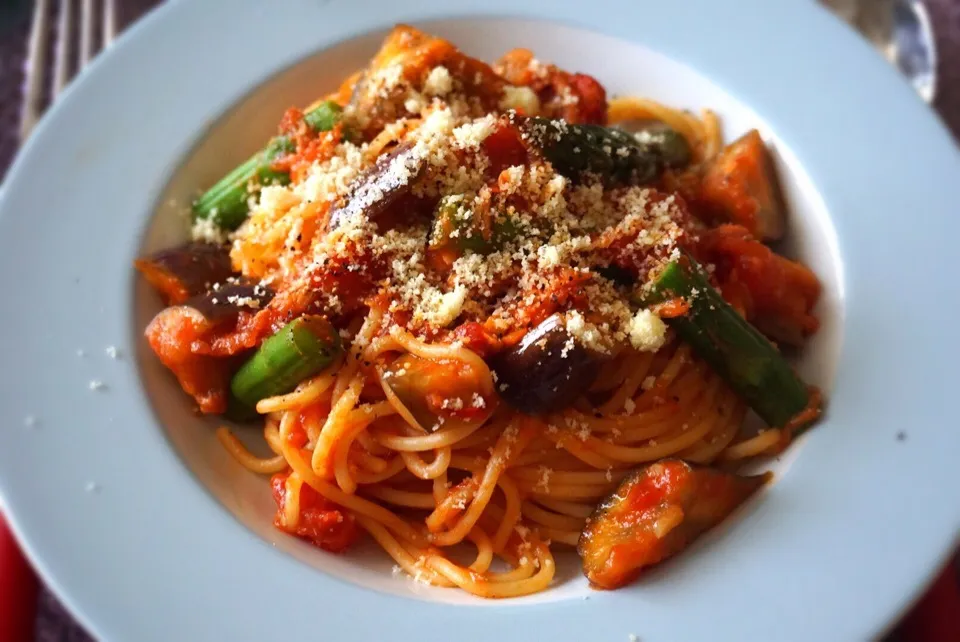 アスパラと茄子のトマトソースパスタ|Nana🐾さん