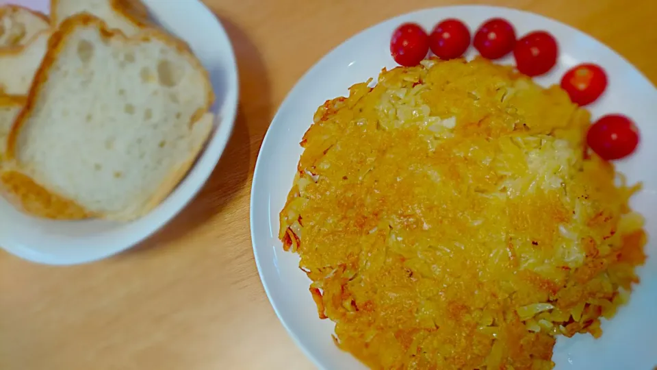 今日の朝ごはん　ロスティーとホームベーカリーで作ったパン|こたろーさん