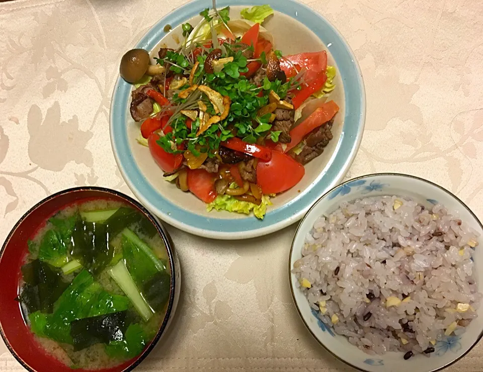 焼肉サラダバルサミコ酢を効かせて
蕪とワカメの味噌汁 十穀米|Junko Tominagaさん