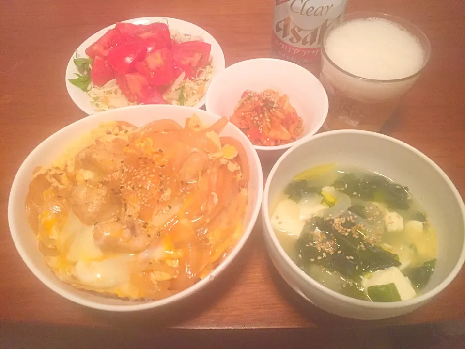 Snapdishの料理写真:ぼんじりの親子丼＊新玉ねぎと豆腐わかめスープ＊トマトサラダ(^^)|basilさん