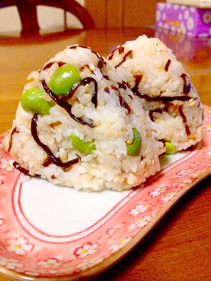 セブンの塩昆布と枝豆🍙おにぎり💕真似っこしてみました😌😌😌|まいりさん