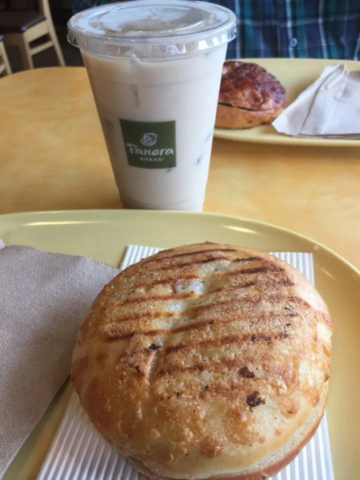 Asiago bacon, egg & cheese with a Iced Chai Latte...#breakfast|Richard Thompsonさん