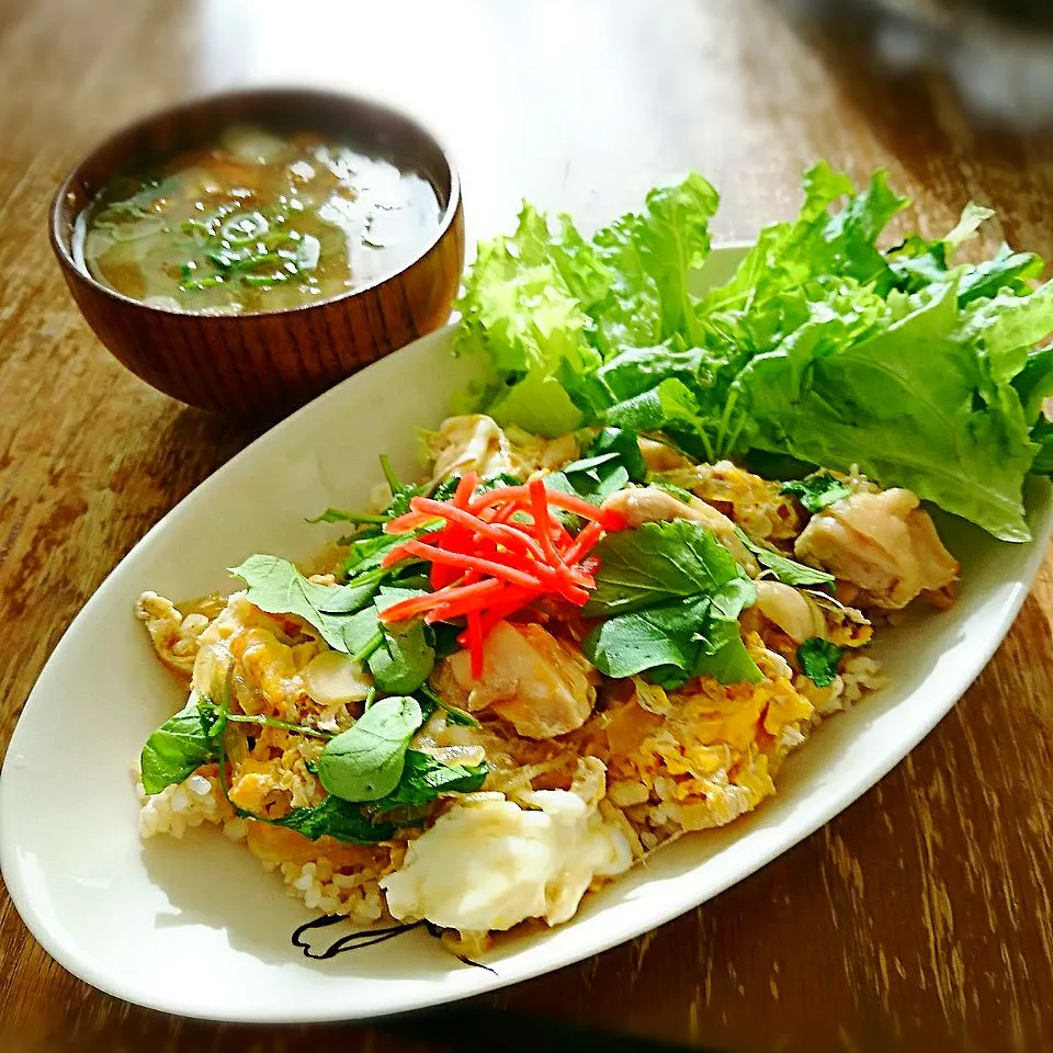 間引いた二十日大根の葉載せ親子丼|プチテンよすさん