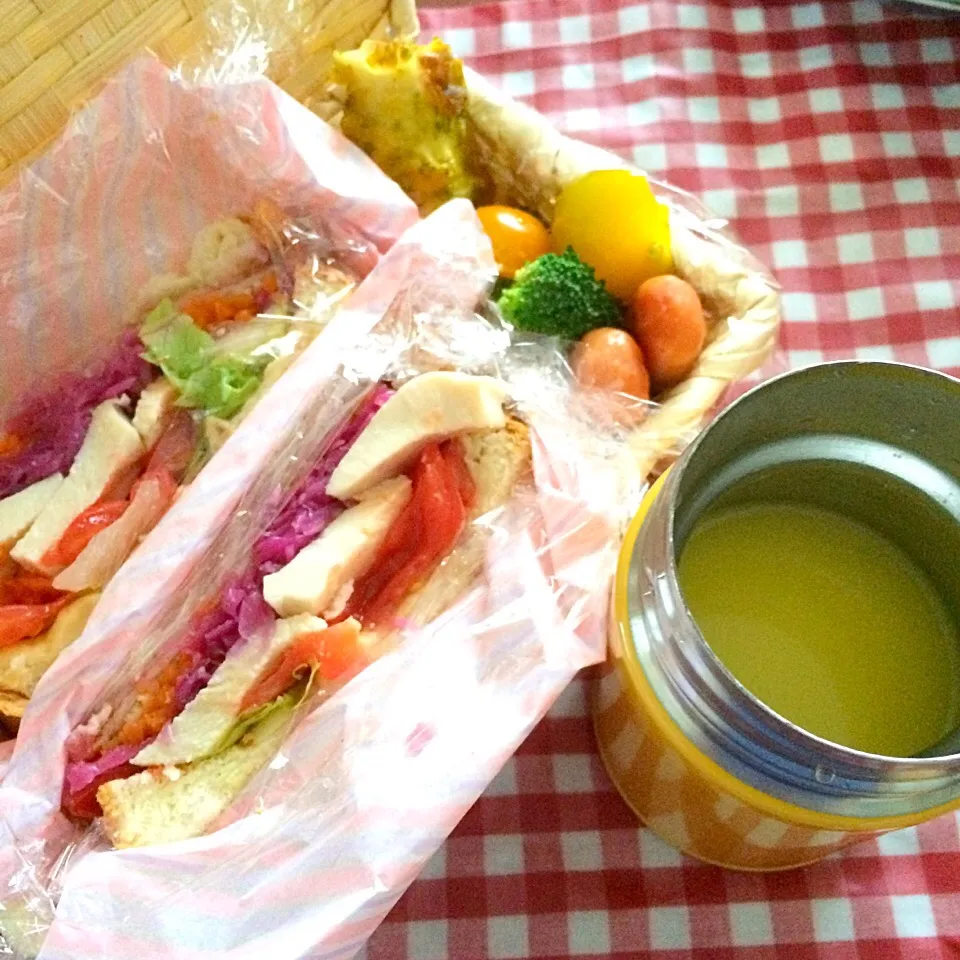 チキンサンドのお弁当🍞で
月曜日から頑張りましょう٩(^‿^)۶|mokoさん