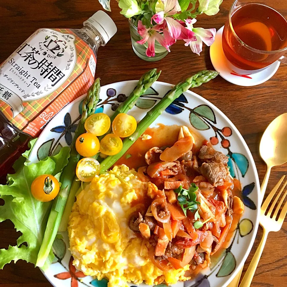 ハッシュドビーフオムレツ載せ
玉ねぎ
牛肉
人参
しめじ
塩コショウして
トマト🍅赤ワインで、煮込みました
フワトロオムレツ載せて
とろける美味しさ😋
低糖紅茶で、スッキリ爽やか‼️|ゆかモンさん