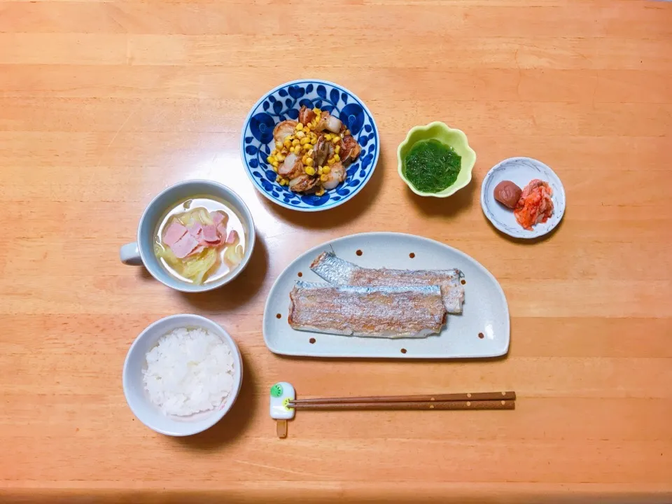 Snapdishの料理写真:夕ごはん
太刀魚の塩焼き
ベーコンとキャベツの味噌汁
ホタテとスウィートコーンの
塩胡椒炒め|ちゃみこさん