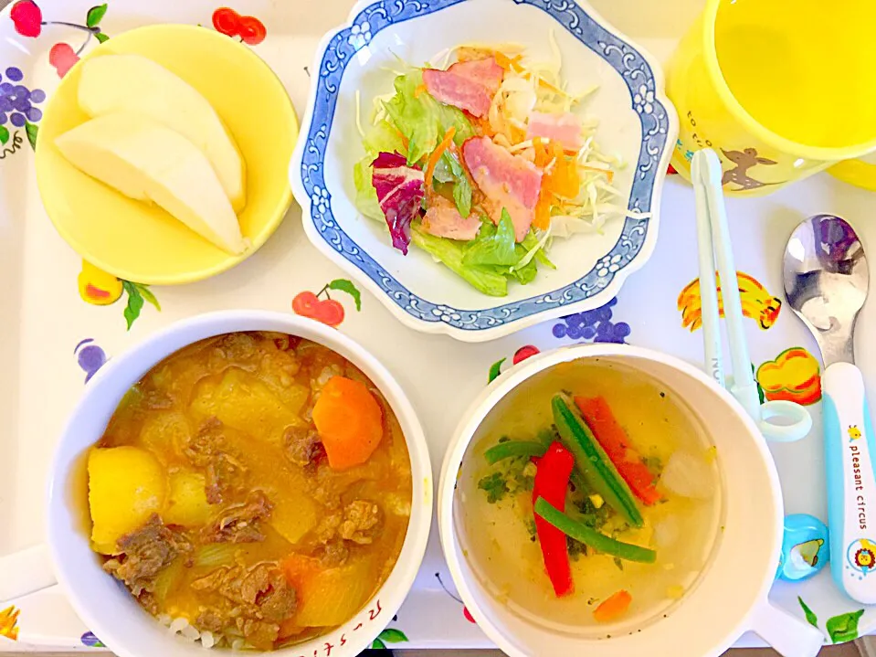 ポークカレーライス ベーコンサラダ りんご 野菜スープ|今日の給食ですさん