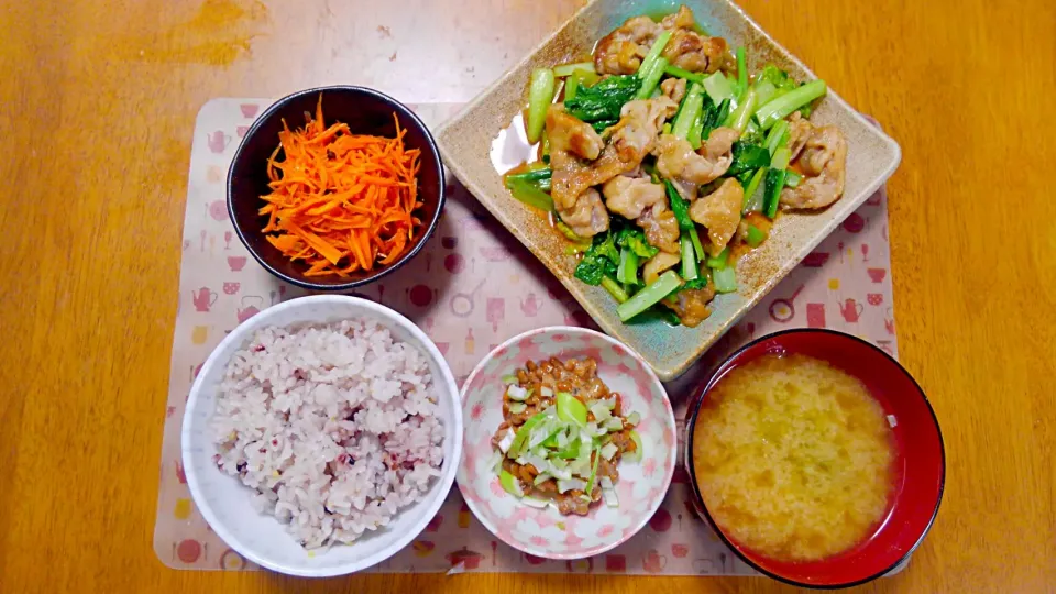 Snapdishの料理写真:５月２６日　豚肉と小松菜のにんにく醤油炒め　納豆　にんじんサラダ　お味噌汁|いもこ。さん