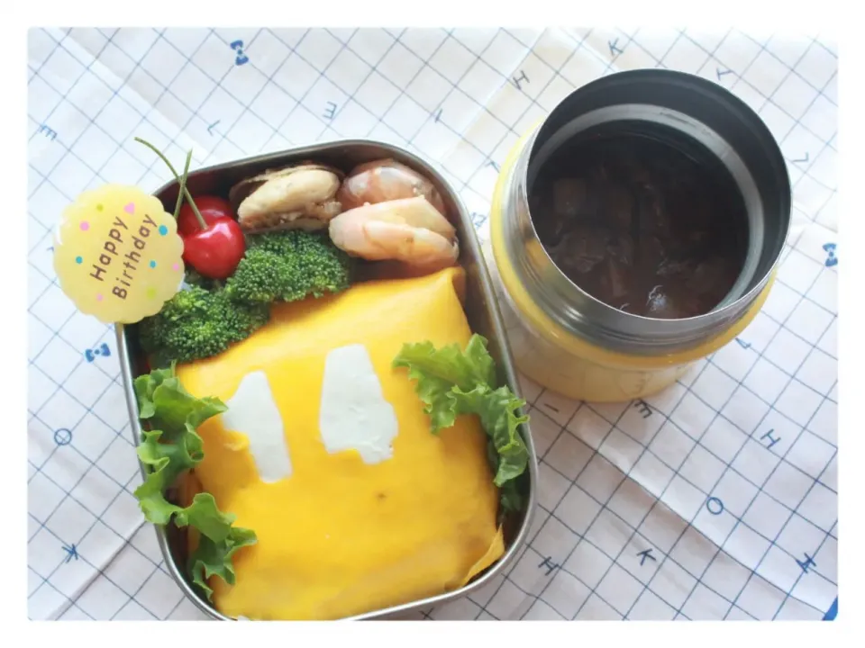 Snapdishの料理写真:誕生日のおべんとう　大好物ばかりのお弁当
 #お誕生日 #Birthday #オムライス #ビーフストロガノフ|Kyoryu_mamaさん