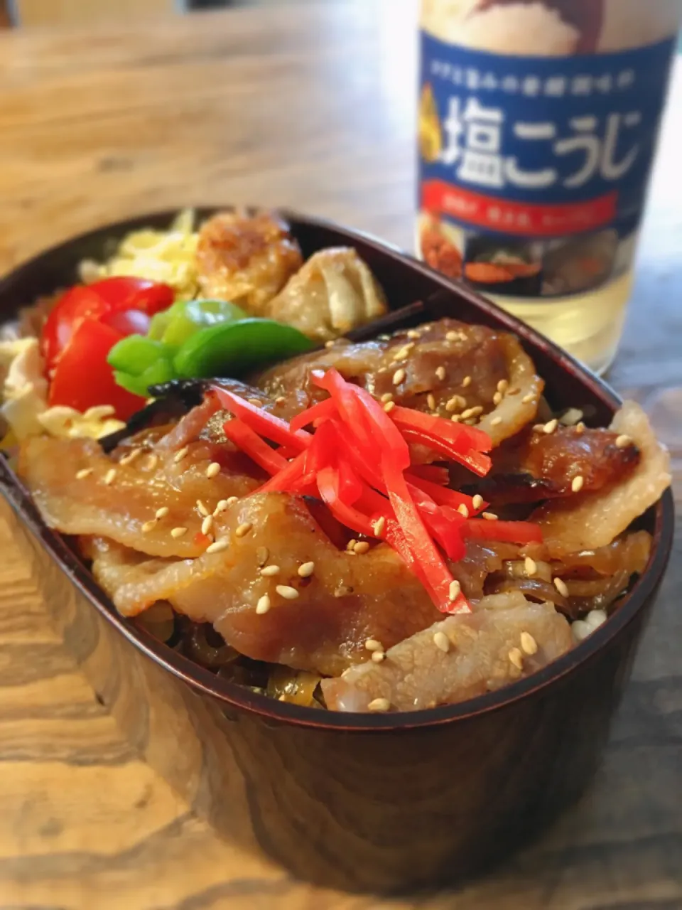 今日のお弁当
・塩麹漬けの豚丼
・揚げシュウマイ
・コールスロー|akiさん