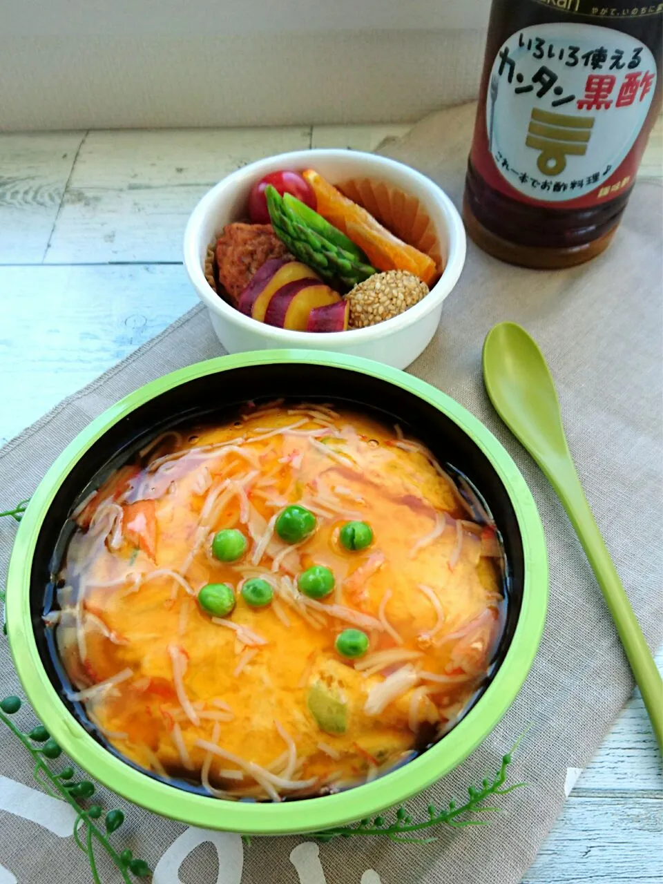 娘弁当☺   かに玉弁当  からあげ  さつまいものレモン煮  アスパラとプチトマト🍅  ゴマ団子  オレンジ🍊  カップケーキ|e  satoさん