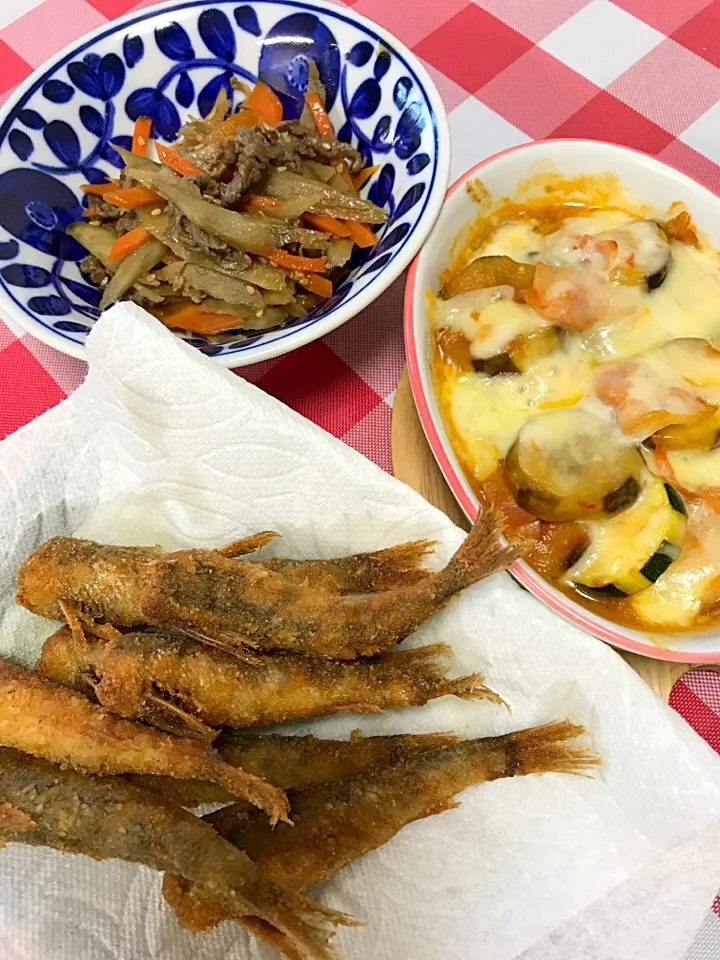 ズッキーニとナスとトマトのチーズ焼き💓メヒカリの唐揚げ💓きんぴらごぼう|☆光るさん