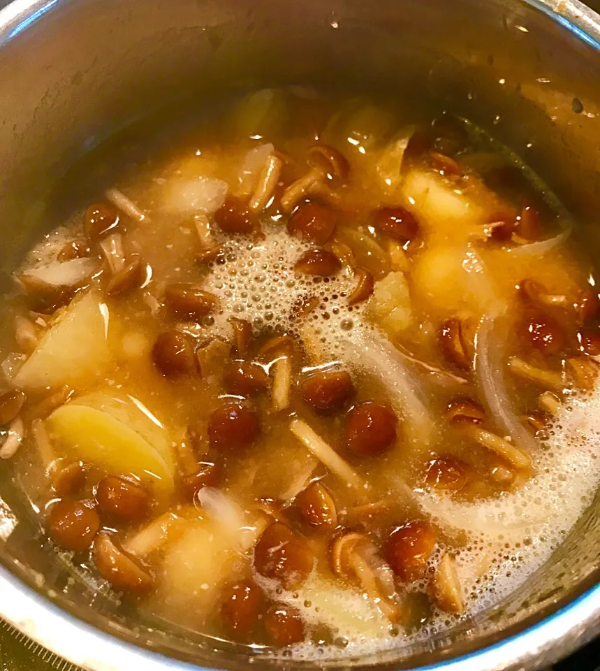 娘がじーじと作った🥔新たまねぎ&なめこ味噌汁✨|みうのすけさん