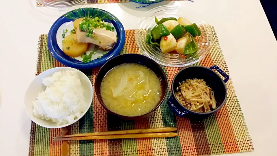 今日の夕食　ぶり大根、焼きかぶとピーマンのマリネ、えのきのなめたけ、じゃがいもと玉ねぎの味噌汁|pinknari🐰🌈さん