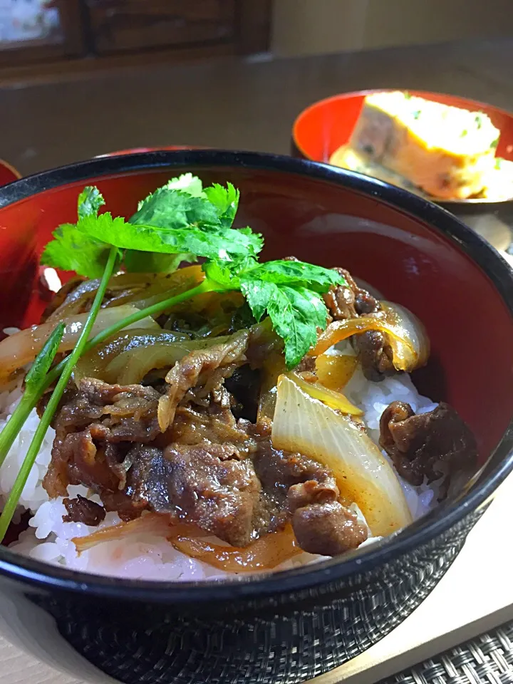 玉ねぎと牛肉の甘辛煮丼|shokohanさん