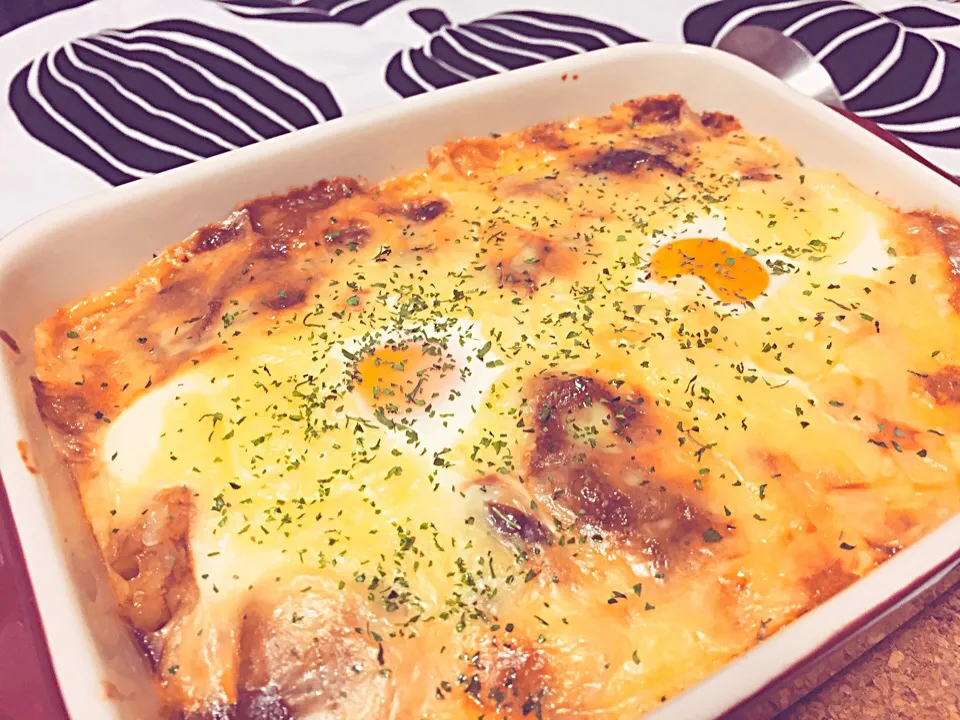 Snapdishの料理写真:半熟たまごとチーズがとろ〜りの焼きカレー😋
#焼きカレー #カレー#晩御飯 #男子ごはん #男飯|じんさんさん