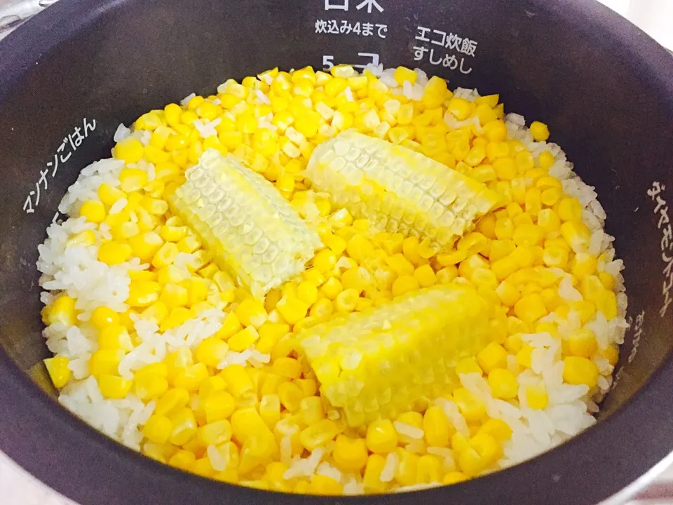 Snapdishの料理写真:とうもろこしご飯始めました🌽|saimaricoさん