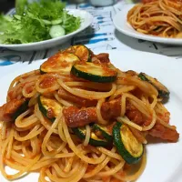 Snapdishの料理写真:ベーコンとズッキーニでトマトソースパスタ🍝|konriさん