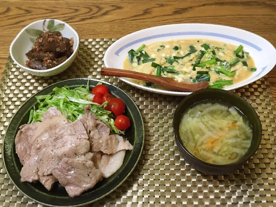 Snapdishの料理写真:おかかこんにゃく・ニラの卵とじ・白菜スープ・豚肩ロースソテー|美也子さん