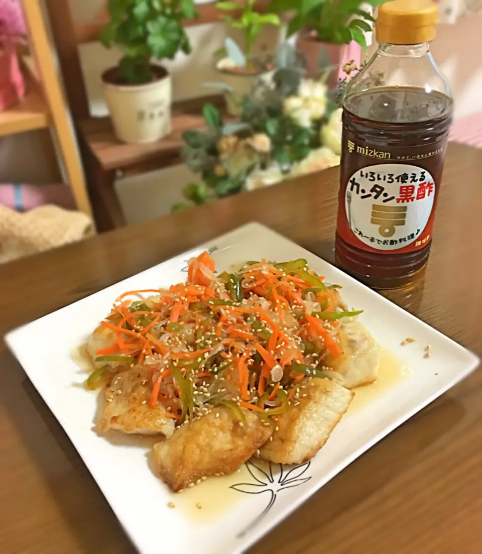 カンタン！黒酢で  メカジキのフライの野菜マリネかけ〜❤️|あけさんさん