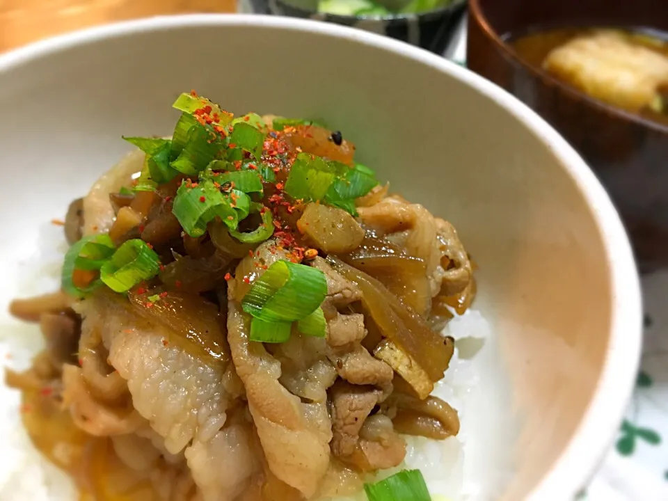 今日も今日とて…しゃぶしゃぶ用豚ばら肉で、和風サッと煮豚丼#男飯 #どんぶり|かなた3120さん