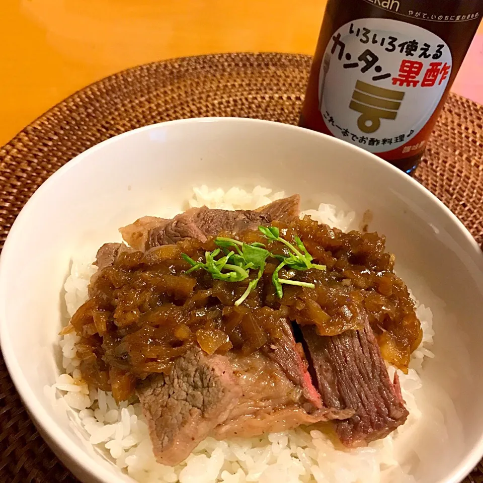 Snapdishの料理写真:ステーキ丼 玉ねぎ黒酢ソース|chacoさん