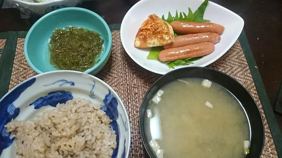 めかぶ＆ウィンナーソーセージと目玉焼き＆ワカメの味噌汁|まぐろさん