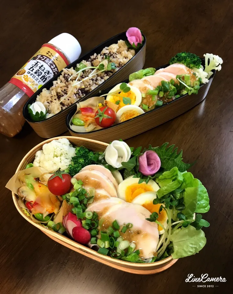 Snapdishの料理写真:今日の2人のお弁当🍱
マダム とんちんさんの料理 超手抜き 鶏ハムでシンガポールライス🎵
テーブルビネガー玉ねぎと五穀酢で👍|とんちんさん