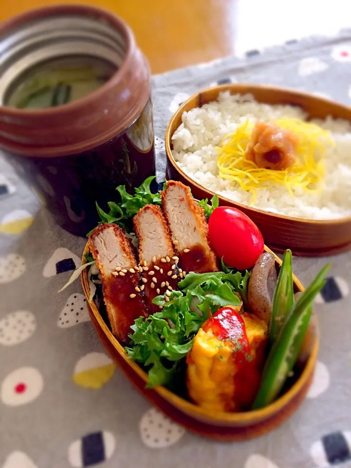 ワタクシ弁当🎶
トンカツ
ピリ辛コンニャク
ニンジンオムレツ
オクラ
梅干しごはん。
玉ねぎときのこのお味噌汁|BooBooさん