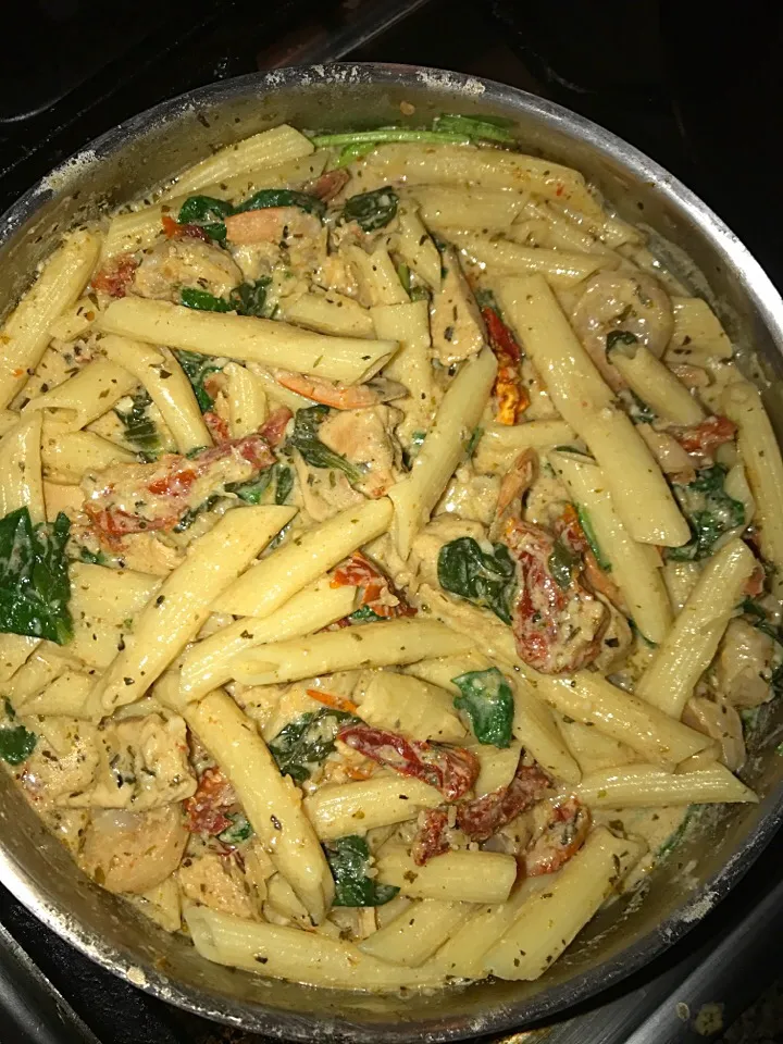 Chicken & shrimp Penne pasta with sun dried tomatoes & spinach|Tawanjaさん