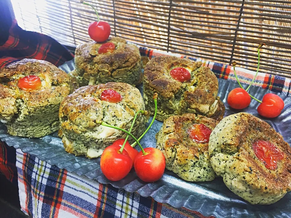 Snapdishの料理写真:ゴマきな粉とホワイトチョコスコーン🍒|江里子さん