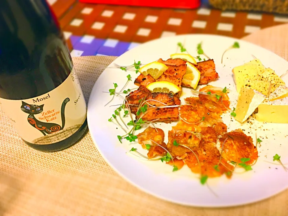 Snapdishの料理写真:おつまみプレート🍷🧀
カチョカバロ、スモークベーコン、カマンベールチーズ

#カチョカバロチーズ焼き #ワインに合う！ #スモークベーコン　 #カマンベールチーズ #ドイツワイン|たつやん。さん