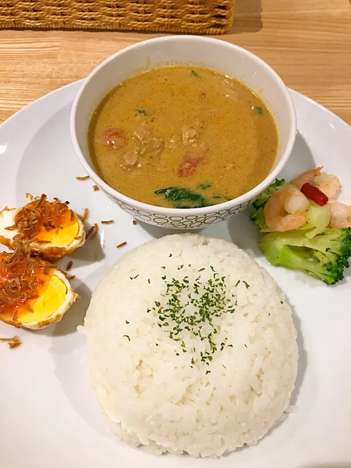 タイ風デリ付きDX(ほうれん草 トマト ツナ)@KOSUGI CURRY#タイカレー|カリー仙人さん