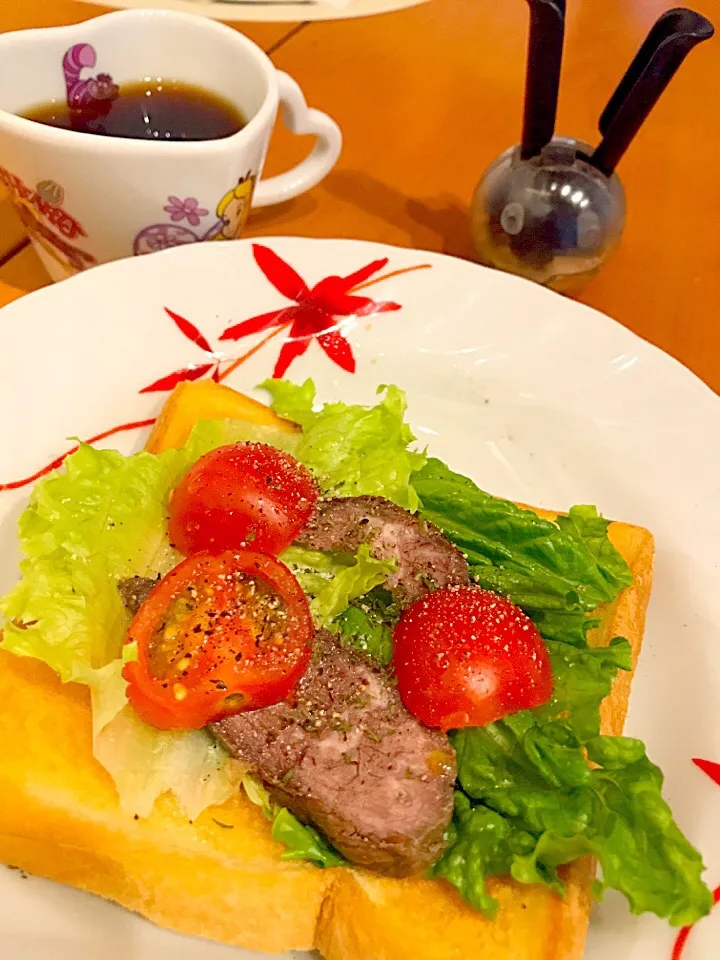 牛もも肉煮とレタストマトのトーストサンド🍞  東ティモールのフェアトレードコーヒー☕️|ch＊K*∀o(^^*)♪さん