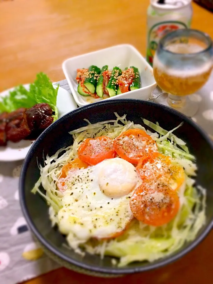 おひとり様なお夕食🎶
キャベツトマトの玉子蒸し焼き
余ったトンカツ
きゅうりキムチ|BooBooさん