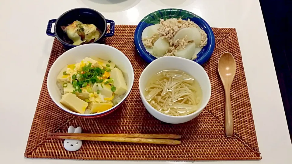 Snapdishの料理写真:今日の夕食　高野豆腐の卵とじ丼、かぶのそぼろ煮、じゃがいもと舞茸のグラタン、えのきの白だしスープ|pinknari🐰🌈さん