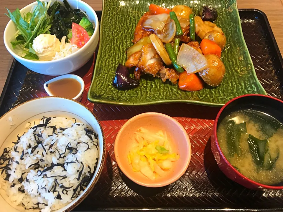 Snapdishの料理写真:鶏と野菜の甘酢あん定食|39biscuitさん