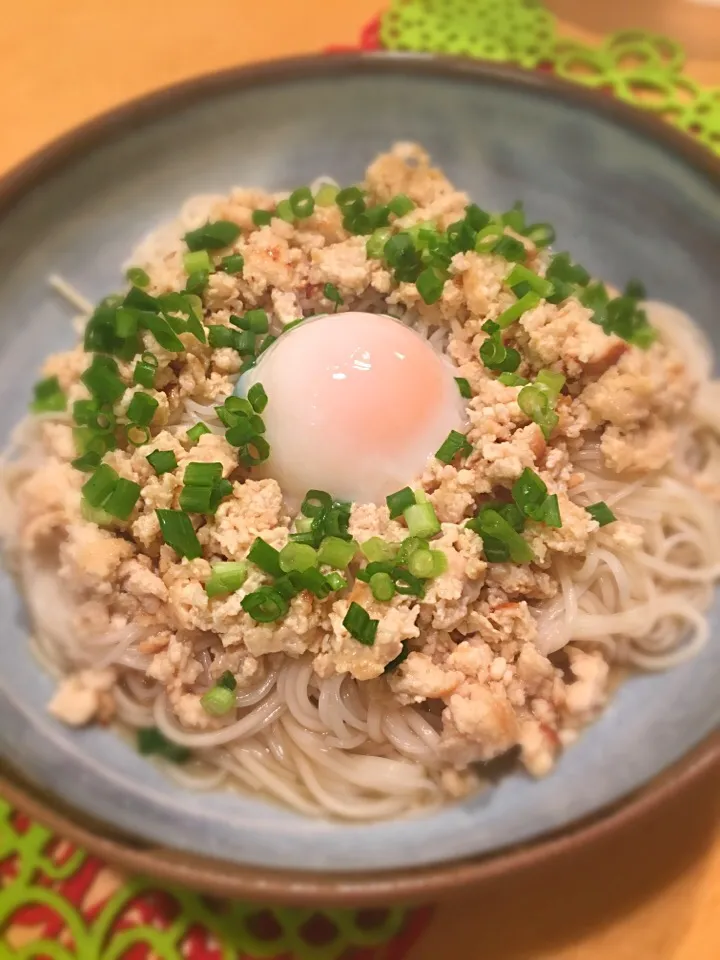 Snapdishの料理写真:鶏そぼろそうめん温泉卵のせ|アリエッティさん