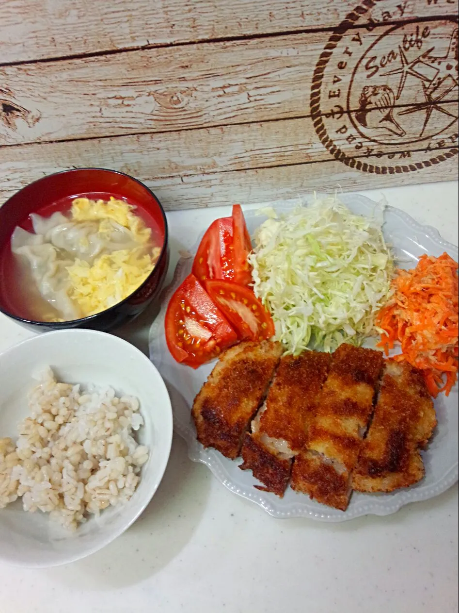 Snapdishの料理写真:今日の夜ご飯　もち麦ご飯　
ミルフィーユとんかつ　サラダ
餃子スープ|chou  chouさん