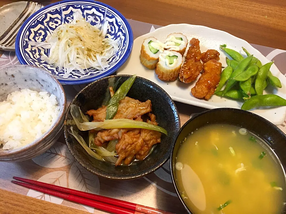 晩御飯
鶏肉の揚げ甘辛ダレ、竹輪のきゅうり詰め、枝豆、ごぼうのはんぺんと長ネギの煮物、かぼちゃのかき玉スープ、玉ねぎスライス、白米|かよちゃんさん