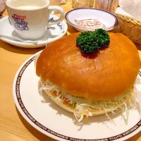 Snapdishの料理写真:コメダ珈琲のウインナーコーヒーとフィッシュバーガー|Yukaさん