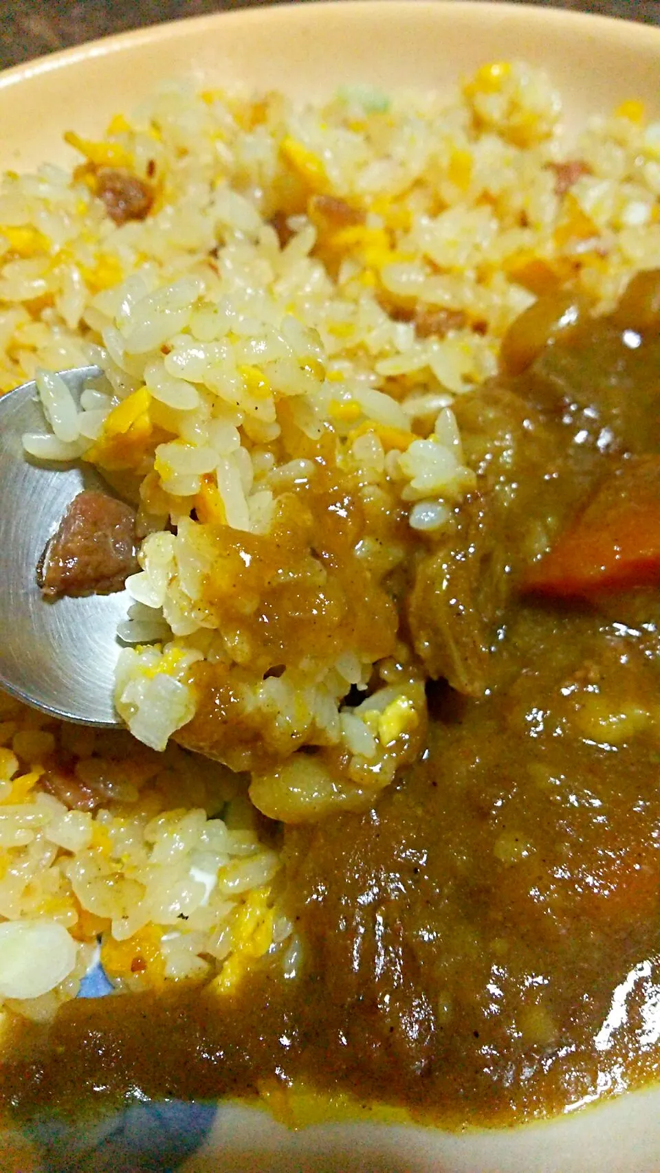 冷凍にあったいつかのカレーで、カレー炒飯😱😱|naokiさん