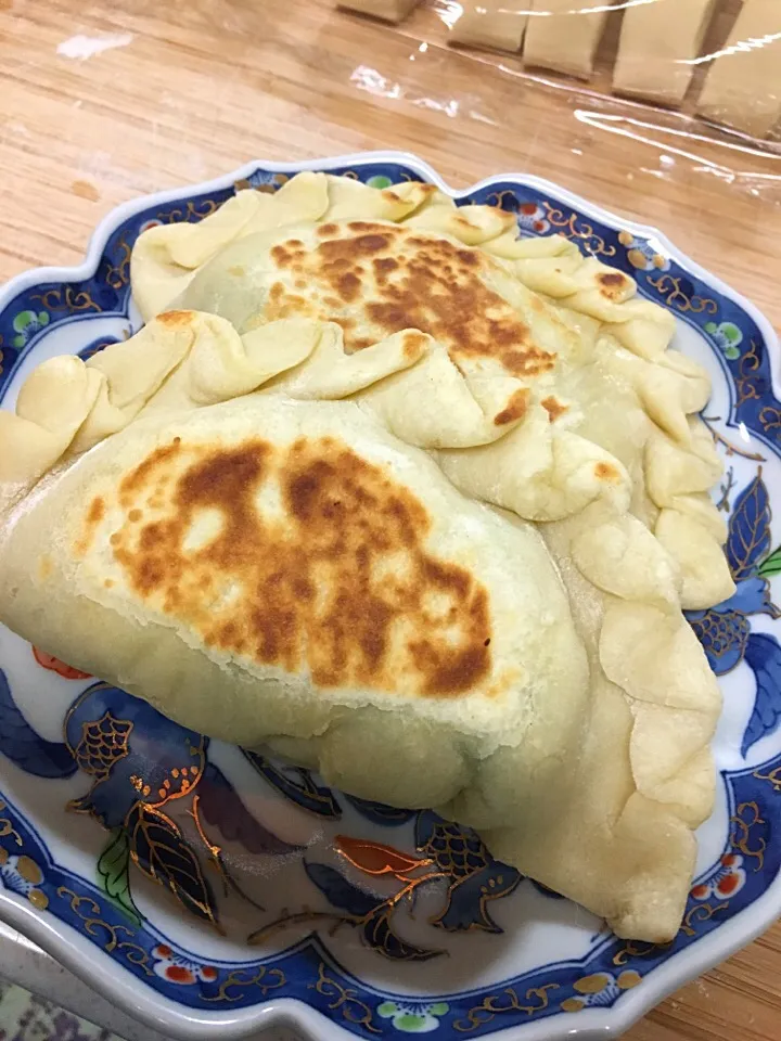 Snapdishの料理写真:soraさんの料理 韮菜盒子(焼き韮万頭)|soraさん