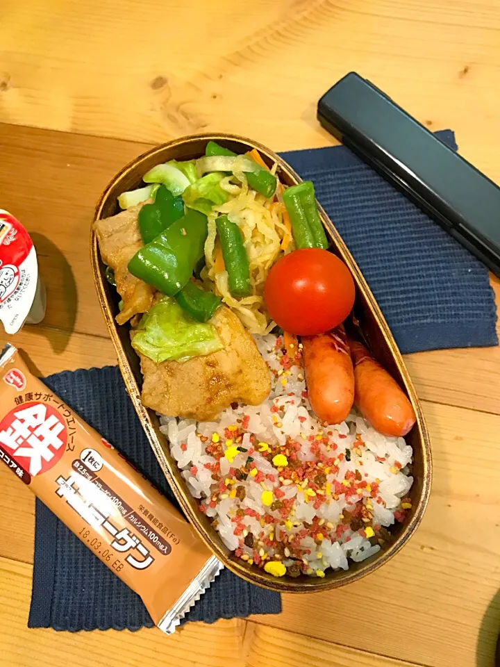 パパたろ弁当

ふりかけごはん
回鍋肉
切り干し大根 人参 いんげんの煮物
ミニトマト
ソーセージ|ひななぎさん