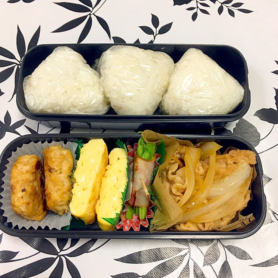 Snapdishの料理写真:息子のお弁当 豚の生姜焼き インゲンのベーコン巻き 卵焼き ハンバーグ おにぎり|keitakumamaさん